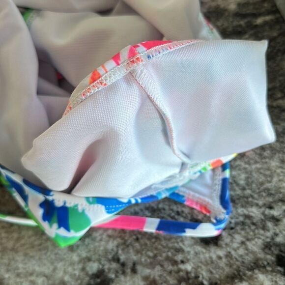 One piece swimsuit with cutout!! On trend for season! Size large ! - Picture 10 of 10